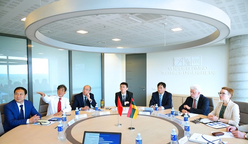 Representatives of Dezhou University in China visit VGTU
